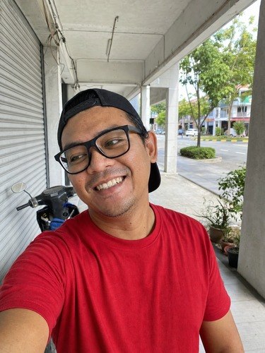 Gambar asal: selfie luar rumah, pakai topi dan cermin mata, senyum lebar, muka pusing ke tepi